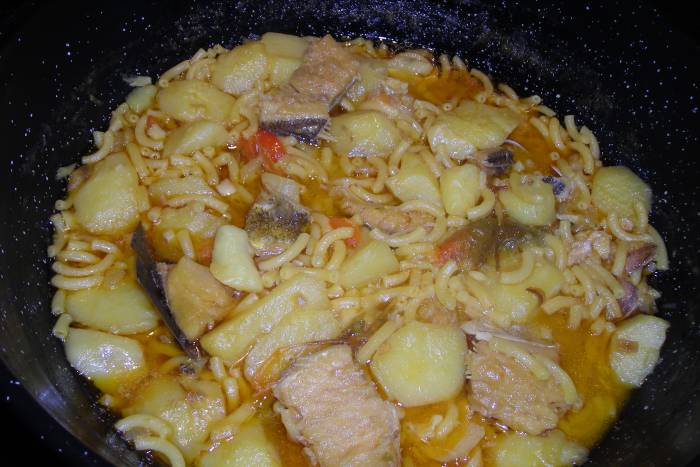Patatas y fideos con bacalao