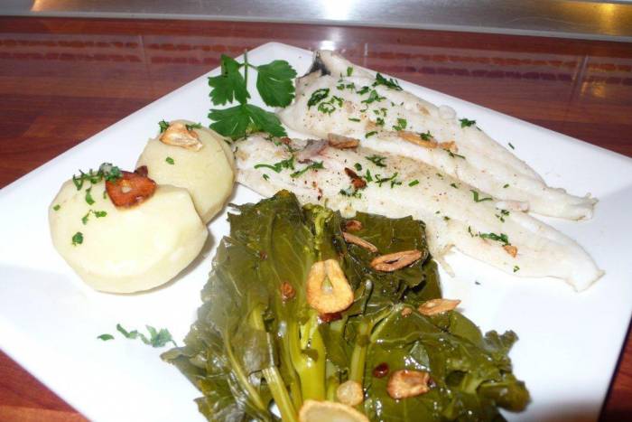 Filetes de gallo a la plancha con berza gallega