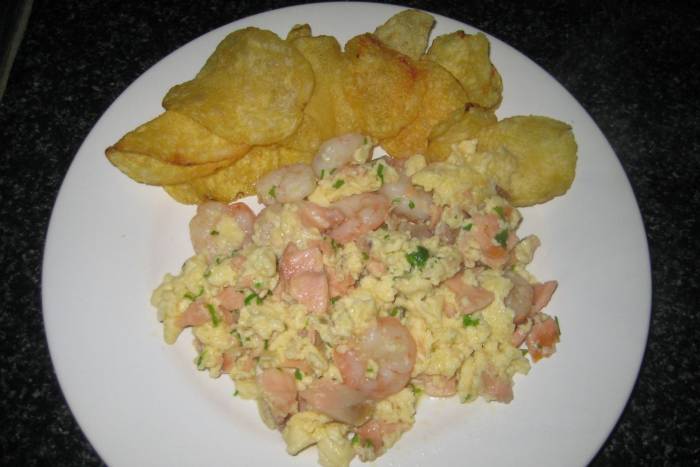 Revuelto de gambas y salmón ahumado