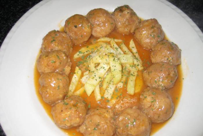 Albóndigas de pollo en salsa de zanahorias