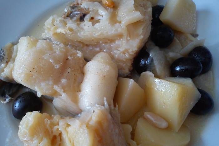 Bacalao con aceitunas negras