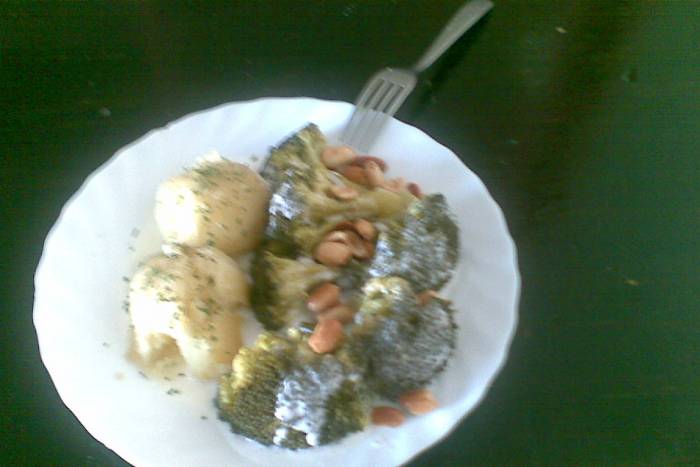 Brocoli con cacahuetes