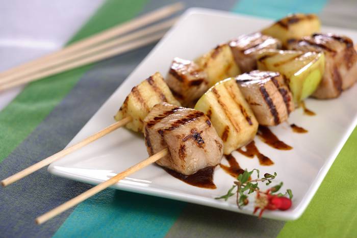 Brochetas de cerdo con manzana