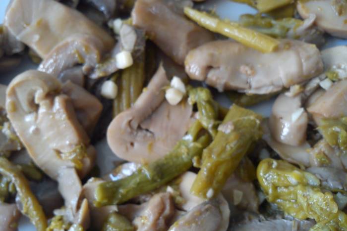 Salteado rápido de champiñones y espárragos verdes