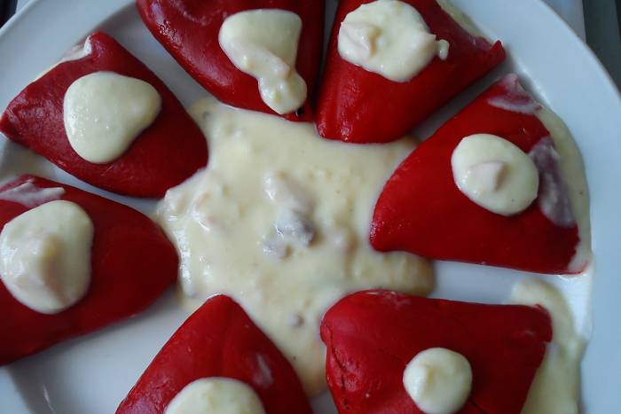 Pimientos del piquillo rellenos de puré de patatas especial