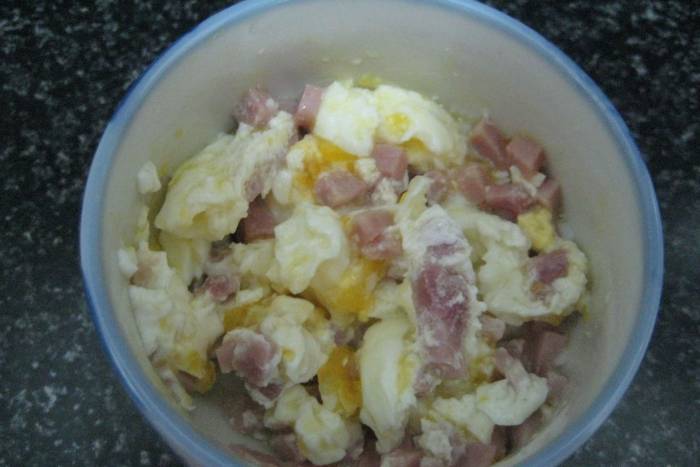 Huevo al microondas con jamón de pavo