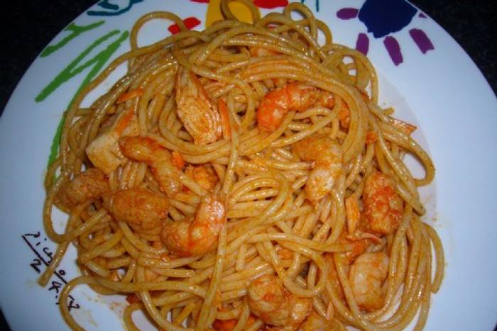Espaguetis con gambas y surimi al ajillo