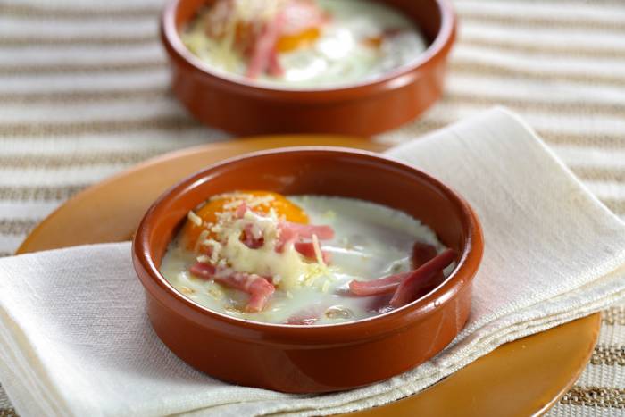Huevo a la cazuela con jamón cocido