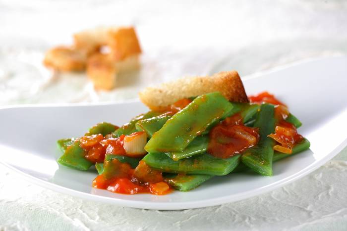 Judías verdes redondas con tiras de puerros salteados