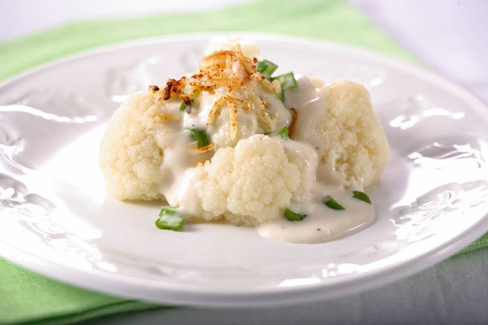 Coliflor con fritada de ajos y almendras