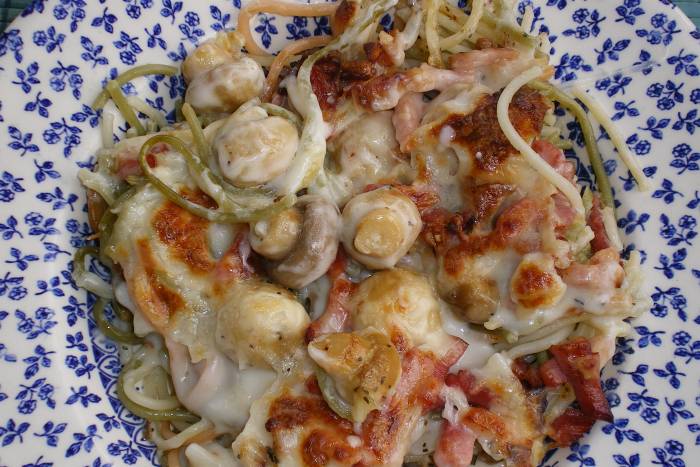 Spaggetti tricolori con bacon y champiñones