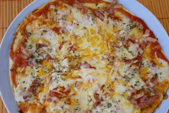 Pizza con bacon a los cuatro quesos
