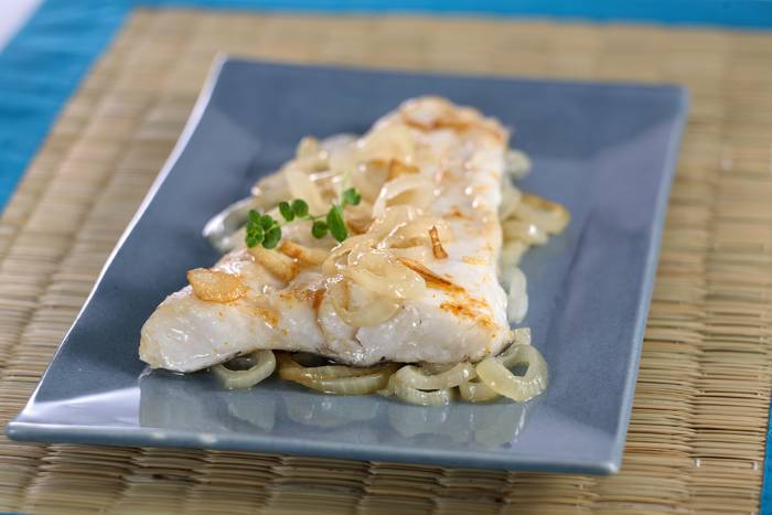 Merluza con cebolla al microondas