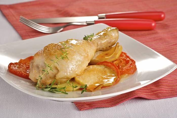 Muslos de pollo a la plancha con guarnición de tomate y cuscús