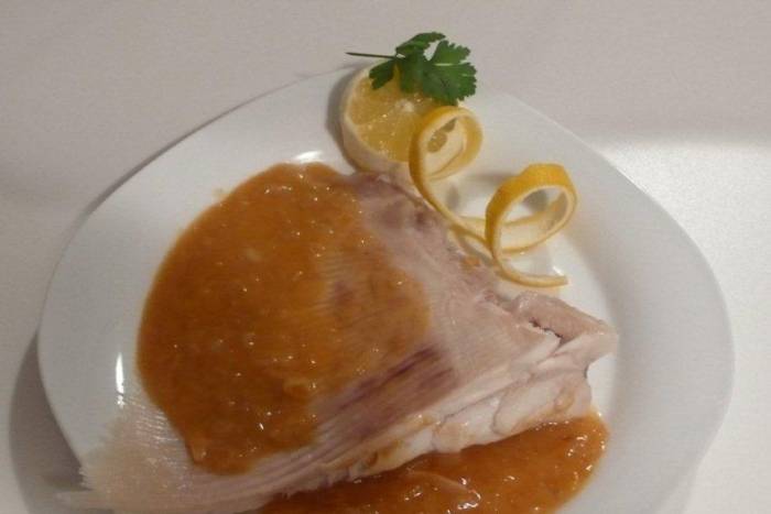 Raya en salsa de cebolla