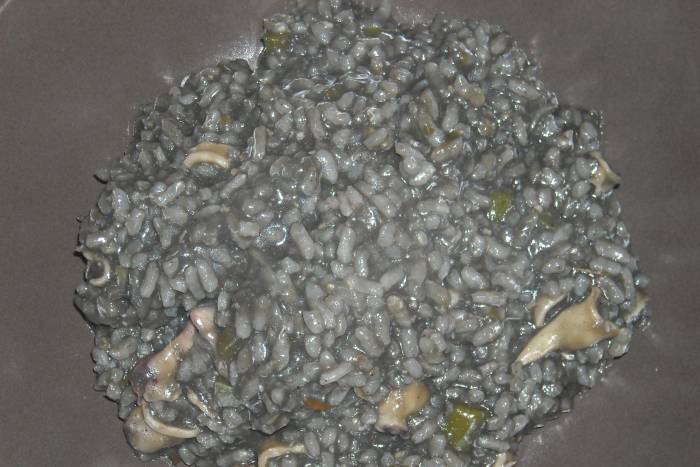 Arroz con chipirones en su tinta