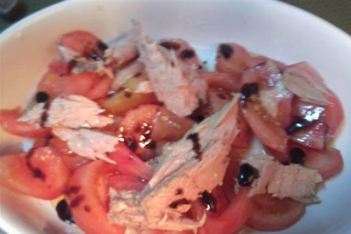 Ensalada de tomate y melva