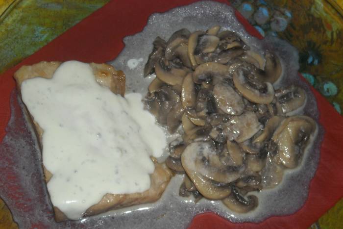 Secreto ibérico al roquefort con champis al vino blanco