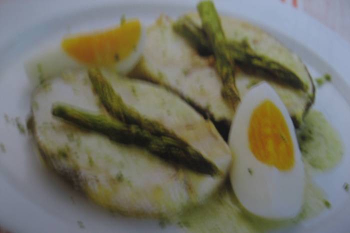 Merluza con espárragos y huevo duro