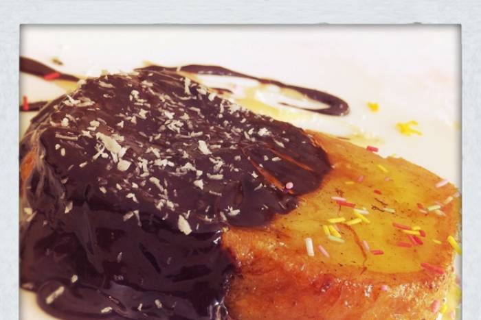 Torrijas al almibar de naranja con chocolate