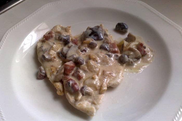 Pechugas de pollo en salsa de setas al aroma de vino málaga