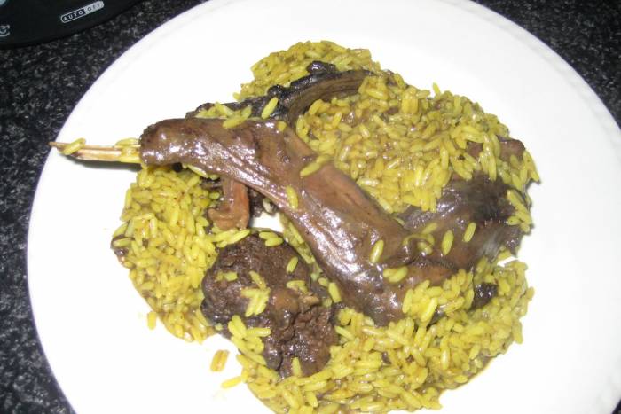 Arroz con liebre en amarillo