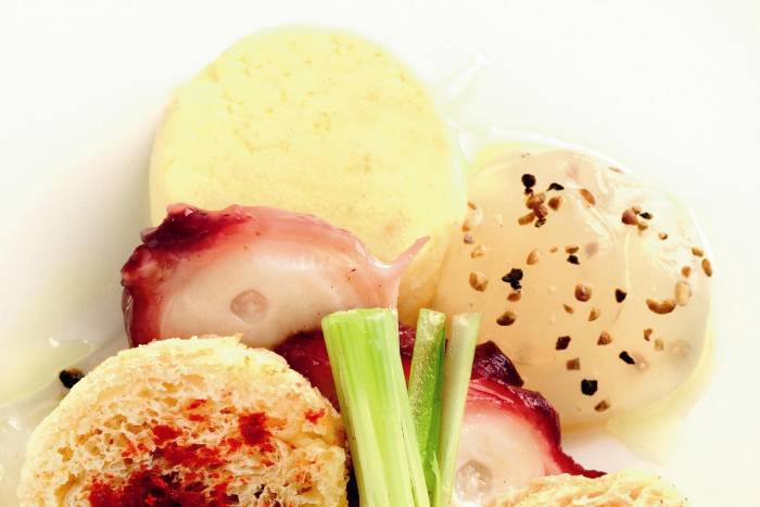 Pulpo con sopa de ajo