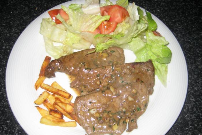 Filetes de hígado a la plancha aliñados