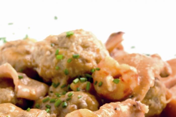 Albóndigas con sepia y gambas