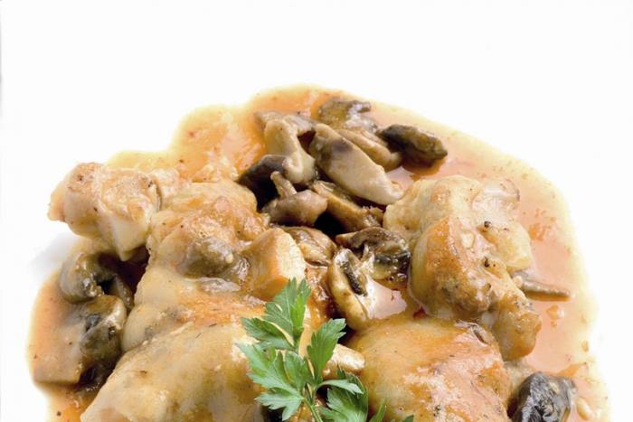 Manitas de cerdo con setas de temporada