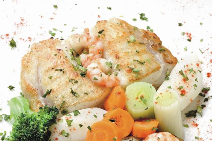 Merluza y rape a la plancha con sofrito de ajos y colas de gambas