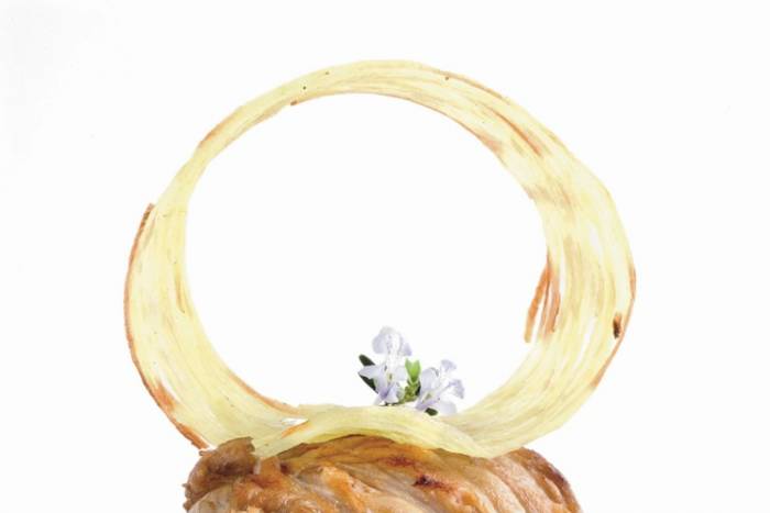 Costillar de cordero deshuesado con patatas en tres texturas