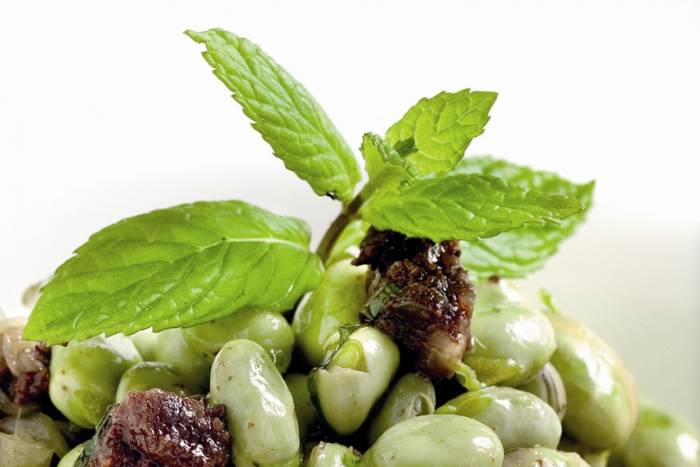 Habas salteadas con butifarra negra