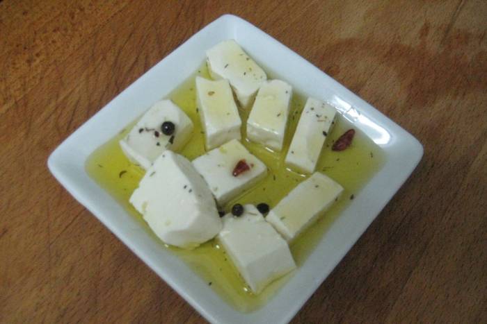 Queso fresco en aceite de oliva especiado