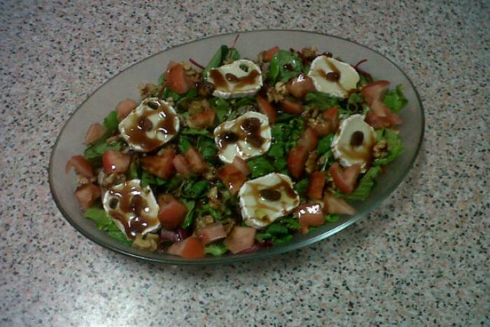 Ensalada de brotes tiernos con queso de cabra