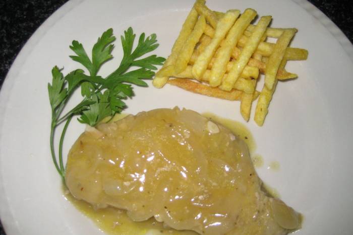 Ventresca de atún encebollado