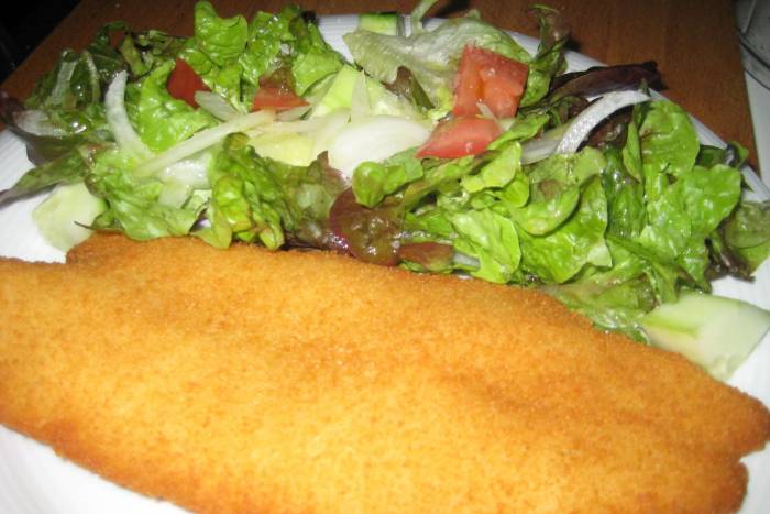 Filetes de panga rebozada con ensalada