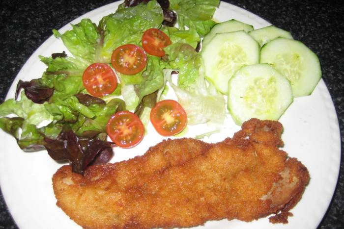 Escalope de ternera rebozado con ensalada de pepino
