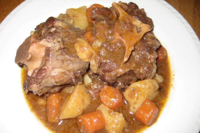 Guiso de patatas y zanahorias con rabo de toro