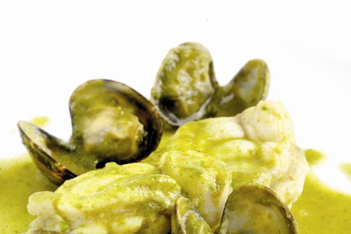Rape y almejas con jugo de espárragos verdes