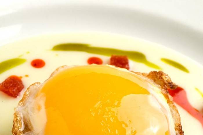 Huevo frito con puré de patata y sobrasada