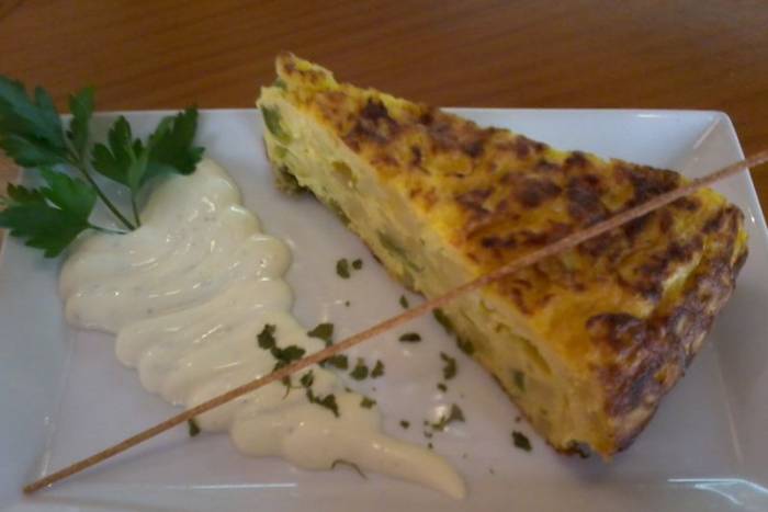 Tortilla de patatas, cebolla y pimientos verdes