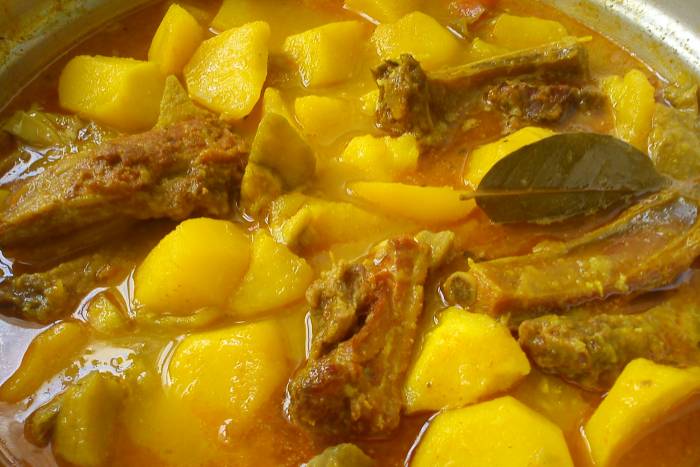 Guisito de patatas con costillas adobadas