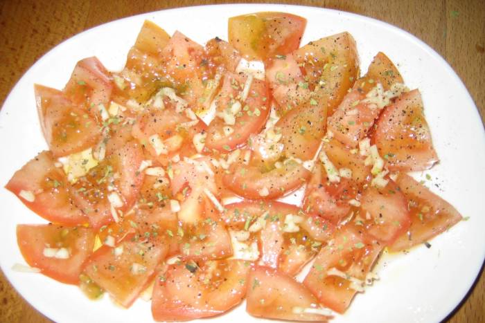 Ensalada de tomates aliñados