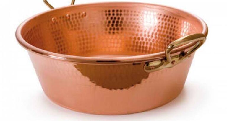 Para limpiar las ollas con base de bronce