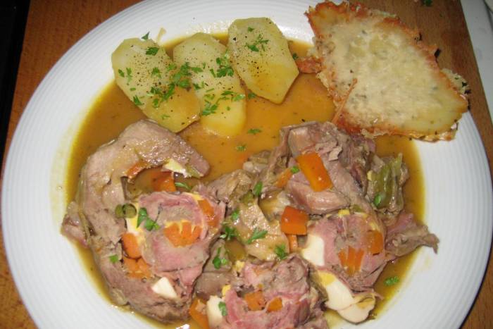 Muslos de pavo rellenos con salsa de cebolla