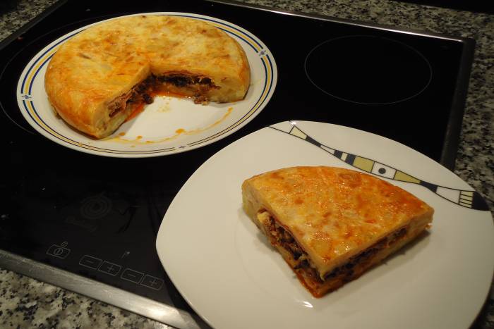 Tortilla rellena de picadillo de chorizo, jamón york y queso