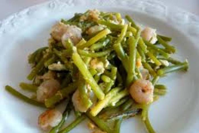 Ajetes y gambas en revuelto