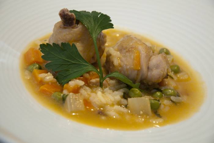 Pollo guisado con apio y arroz