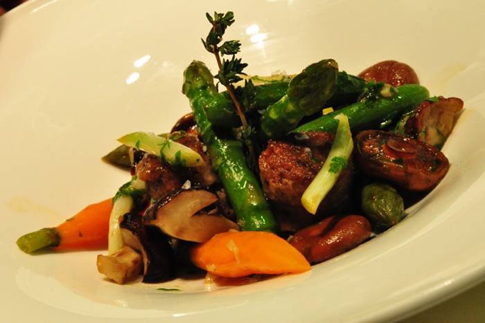 Salteado de verduras y setas con butifarra de perol